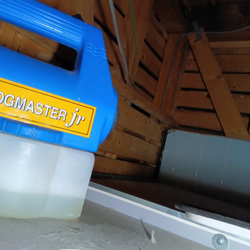 噴霧器で除菌・消臭剤を散布