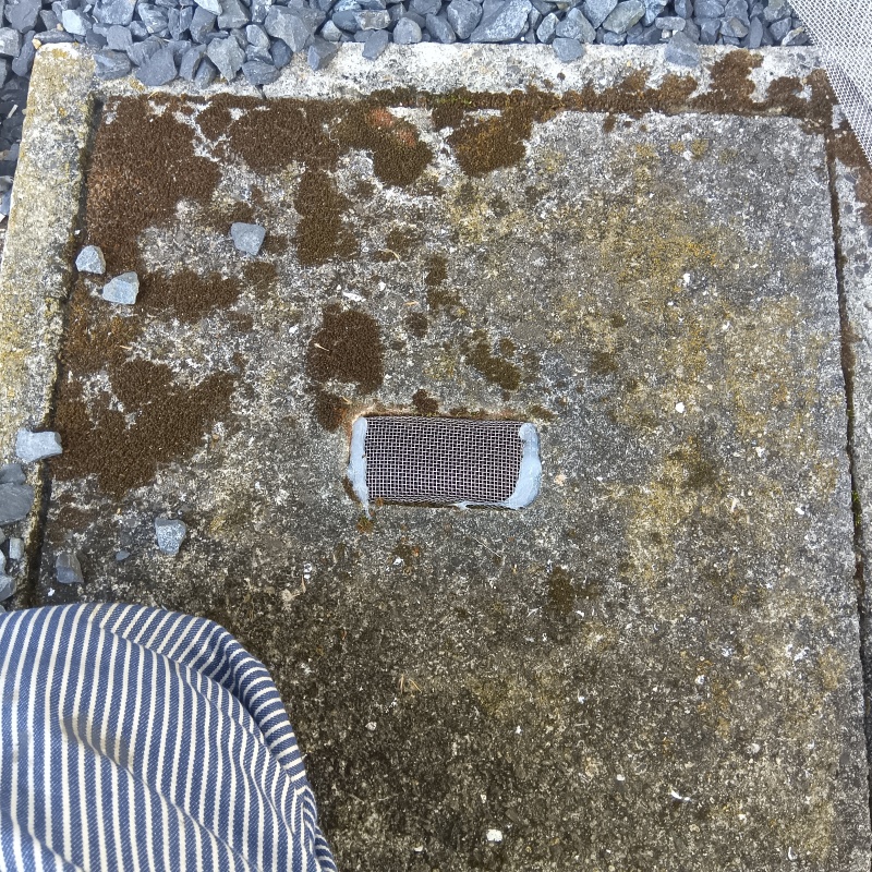 排水溝の穴を封鎖