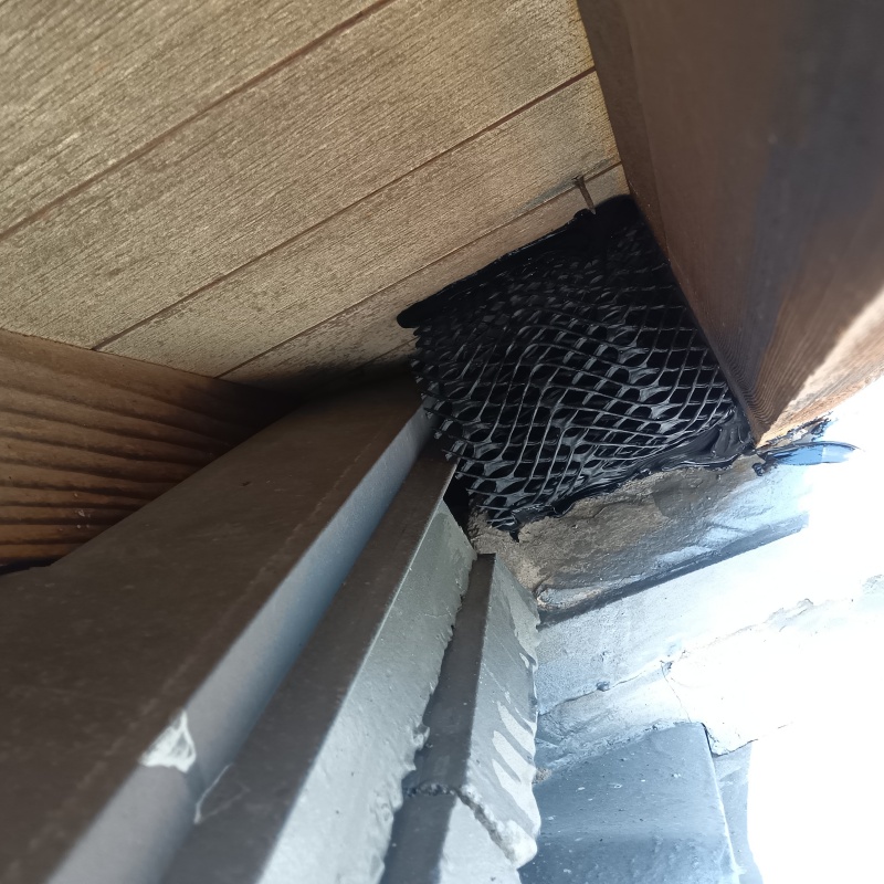 屋根の開口部をネットで封鎖