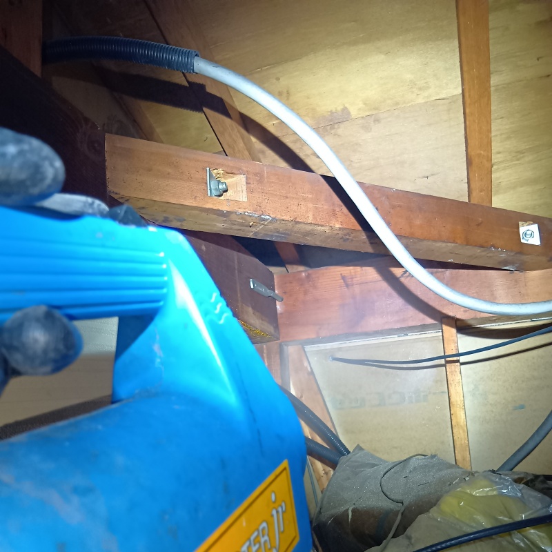 天井裏を噴霧器で除菌・消臭