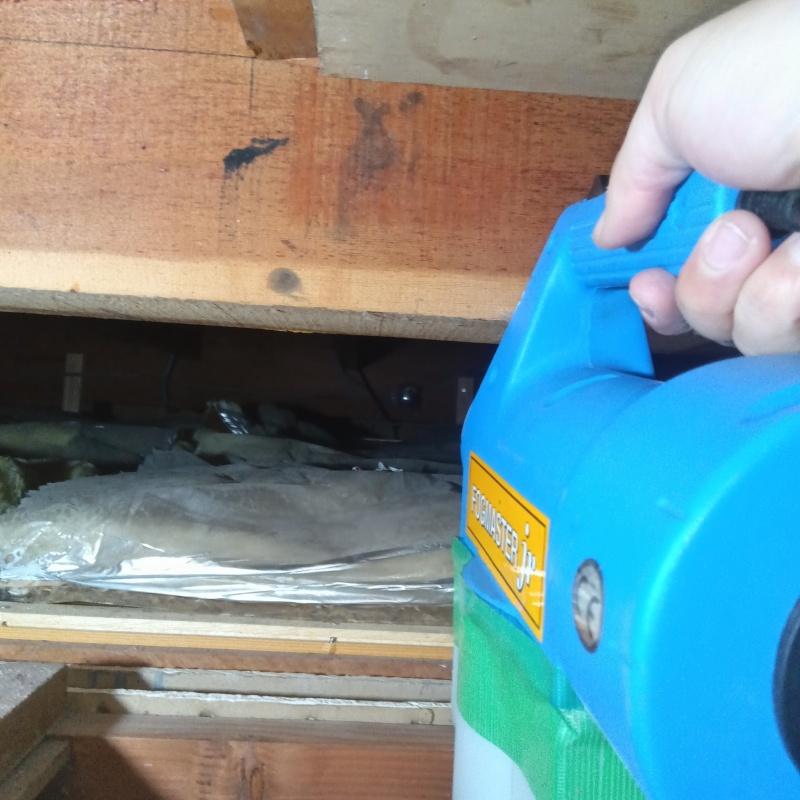 屋根裏に除菌剤を散布