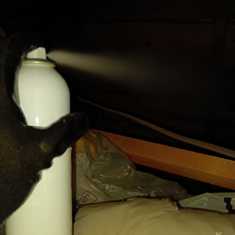 屋根裏に忌避剤をスプレー