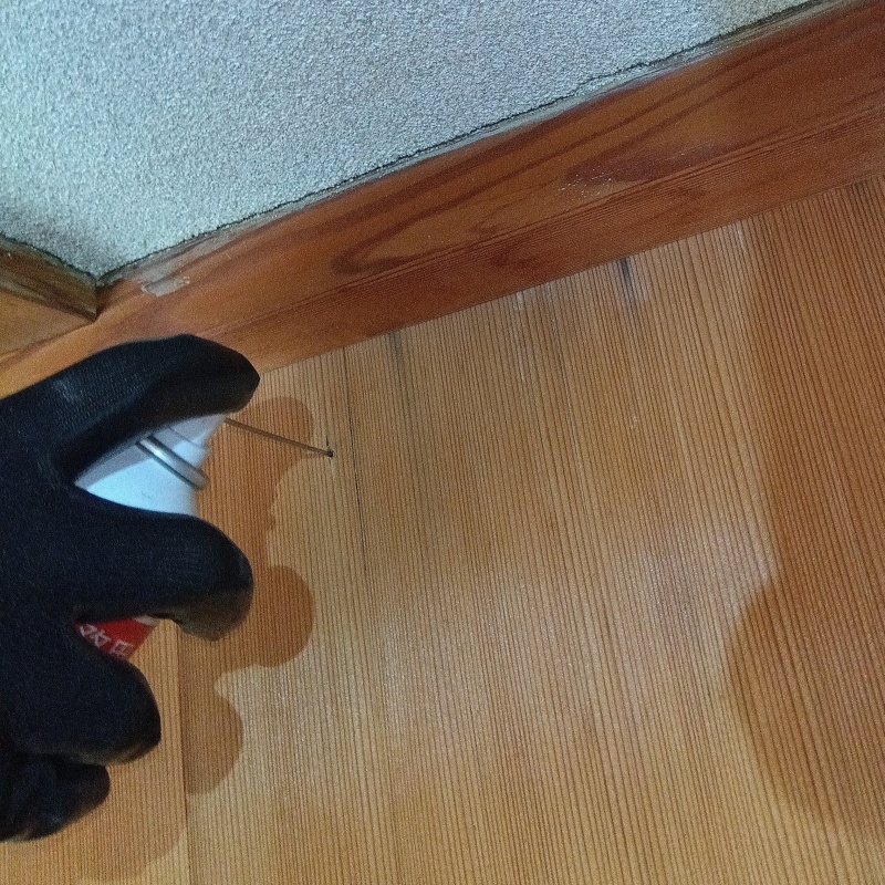 フローリングに忌避剤を注入
