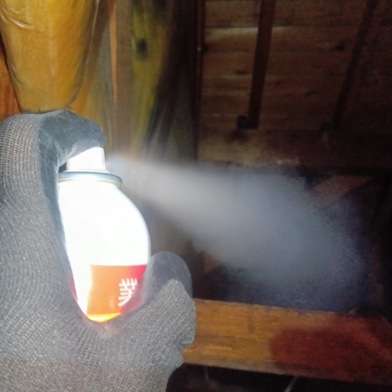 屋根裏に忌避剤をスプレー