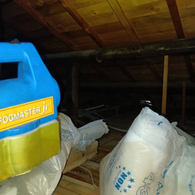 屋根裏に除菌剤を散布
