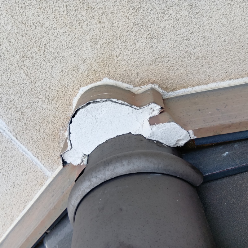 壁のすき間をパテで封鎖