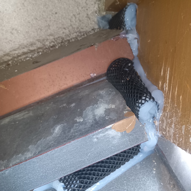 屋根のすき間を封鎖