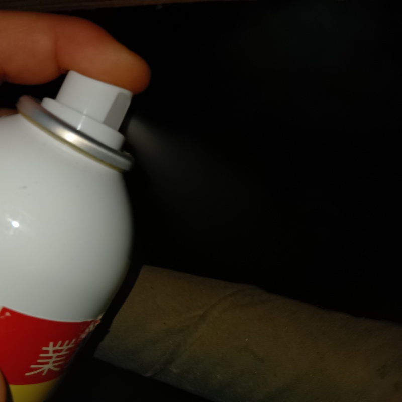 忌避剤を吹き付けている様子
