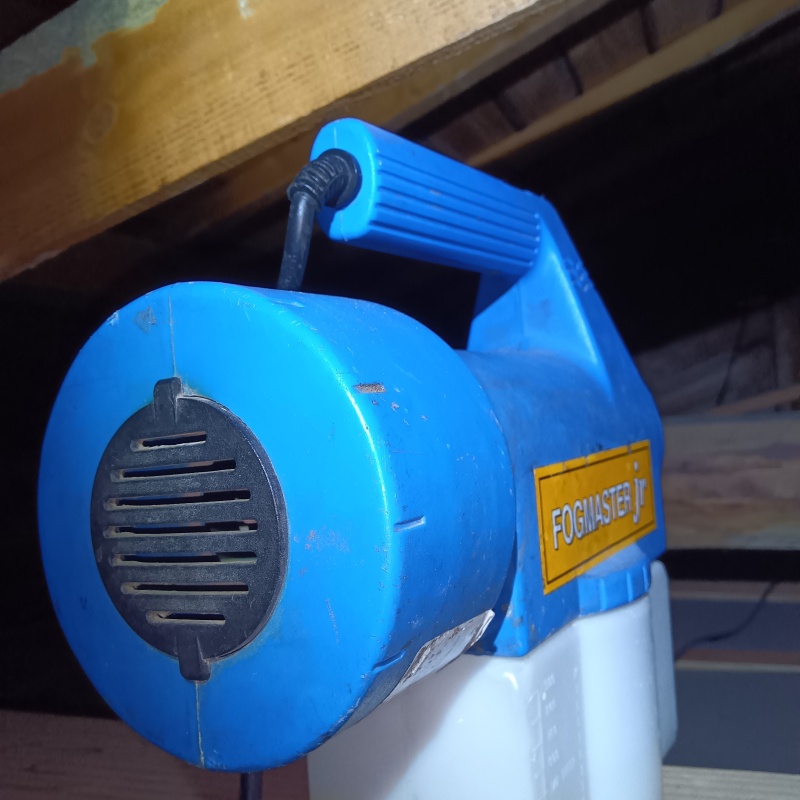 噴霧器で除菌・消臭している様子