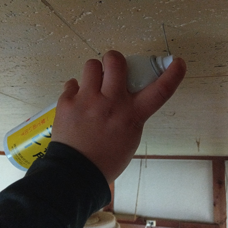 天井から忌避剤を散布