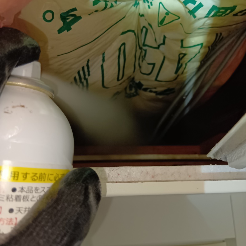 天井裏に忌避剤を散布