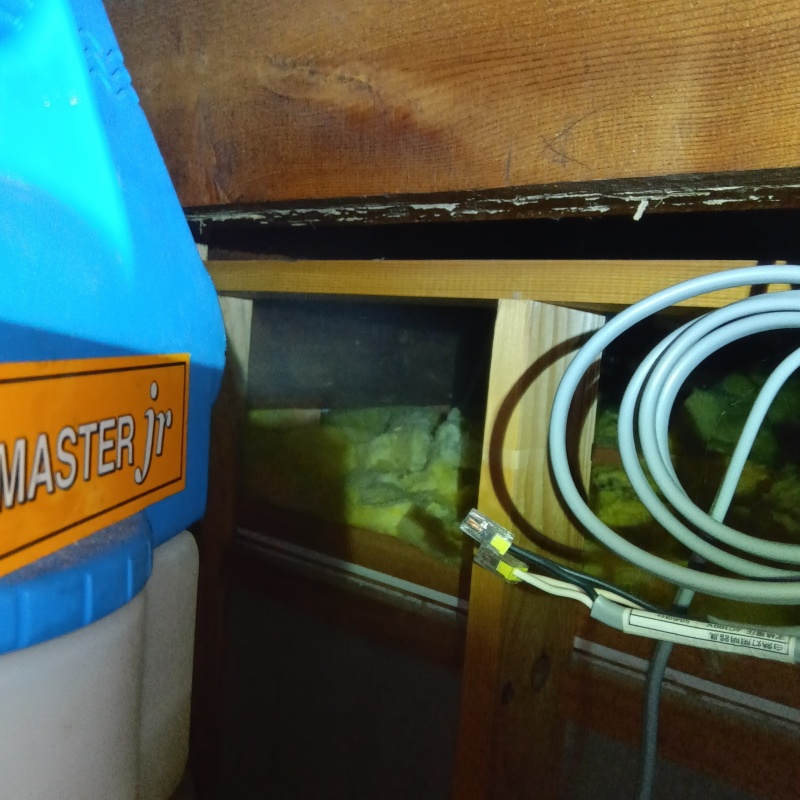 屋根裏に除菌剤を散布