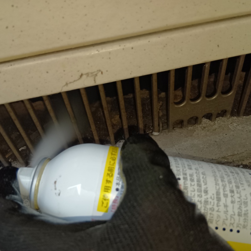 床下換気口から忌避剤を散布