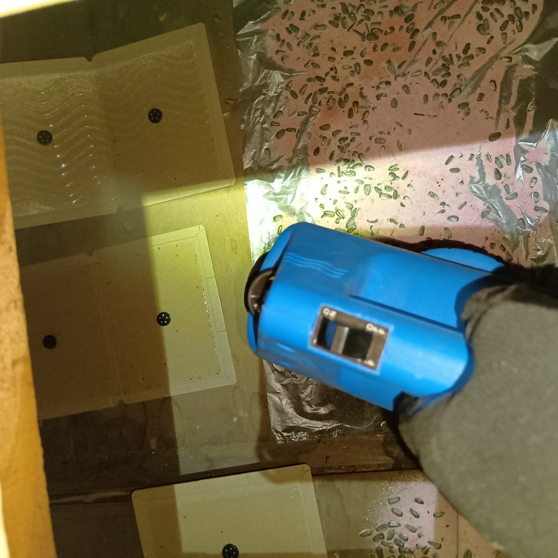 床下に殺虫剤を散布