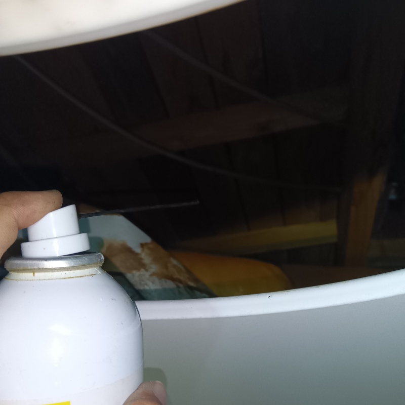 天井裏に忌避剤を散布
