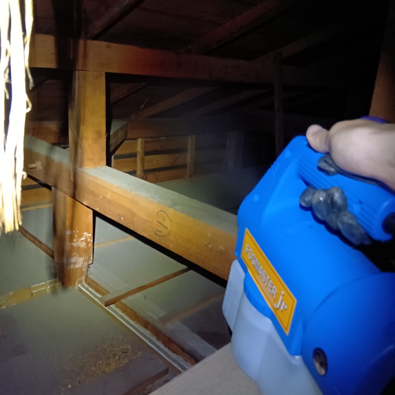 屋根裏に除菌剤を散布