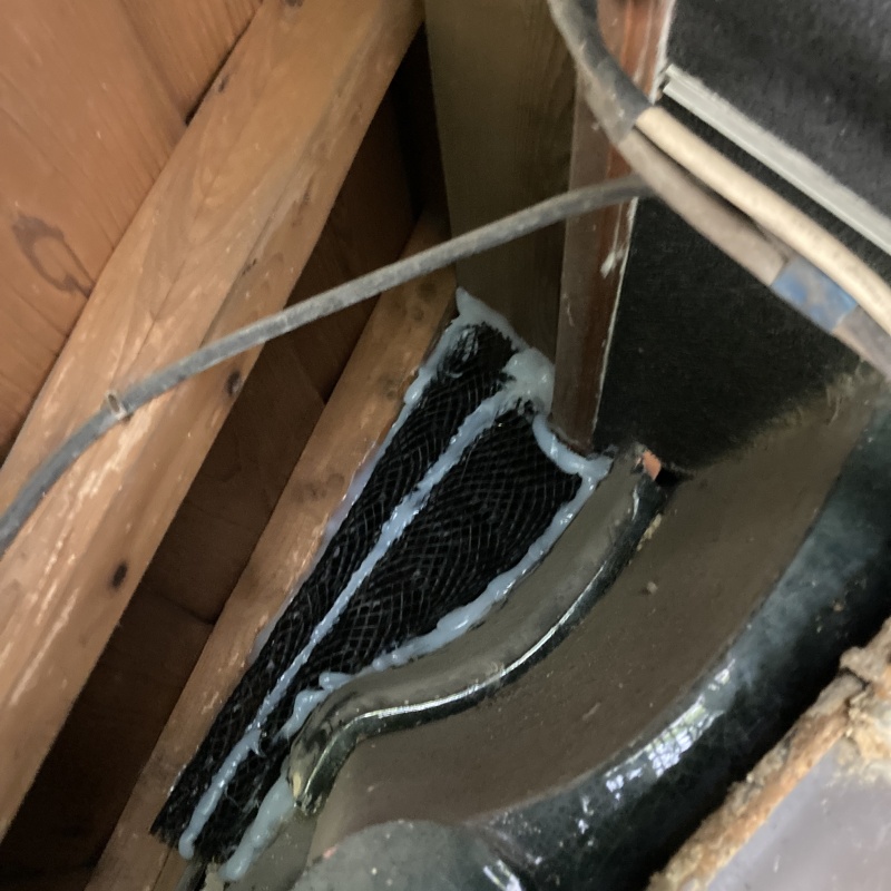 屋根瓦と屋根のすき間をネットとパテで封鎖