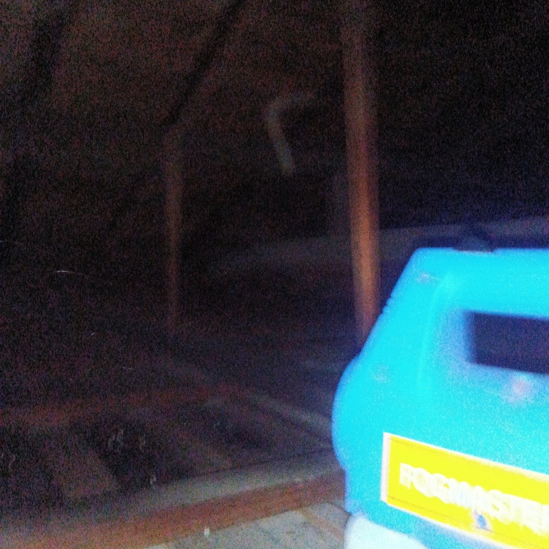 屋根裏に除菌剤を散布