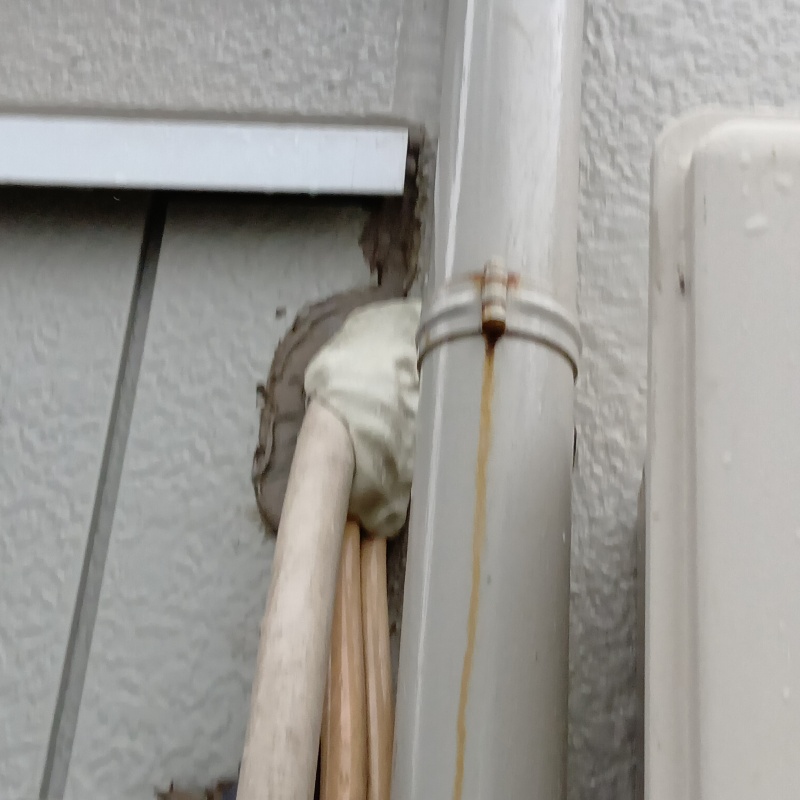 ホースのつなぎ目をパテで塞ぐ