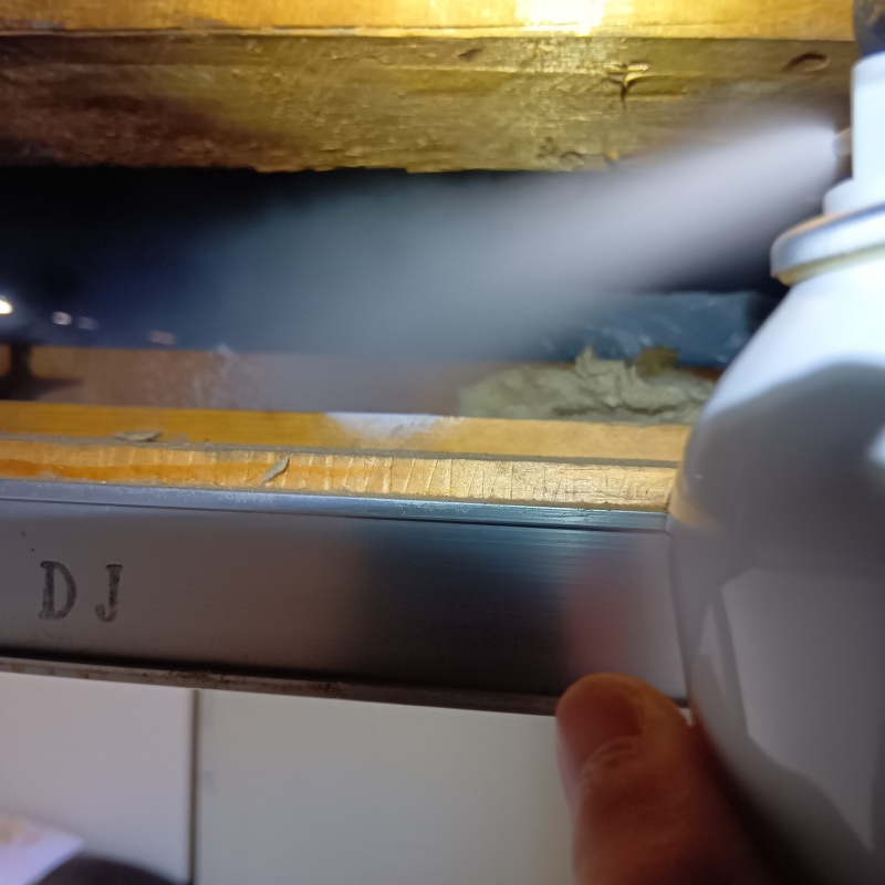 屋根裏に忌避剤をスプレー