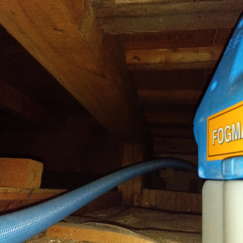 屋根裏に除菌剤を散布