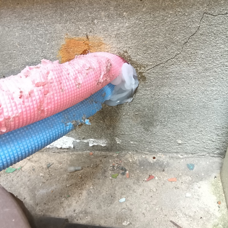 外壁とパイプのすき間をパテで埋める