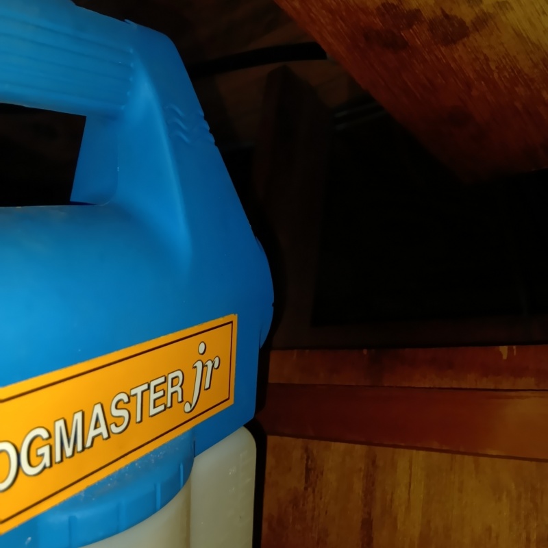 噴霧器で殺虫剤を散布