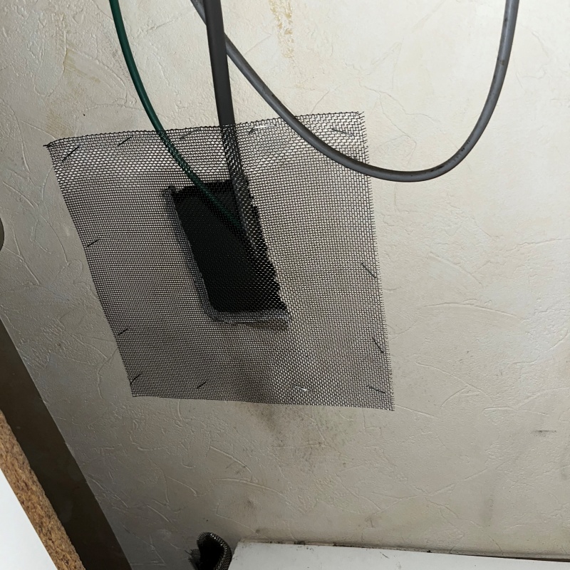 配線が通る穴のまわりを封鎖