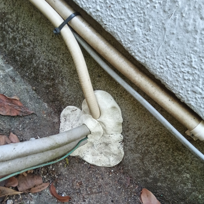 配管が通る穴のすき間を封鎖