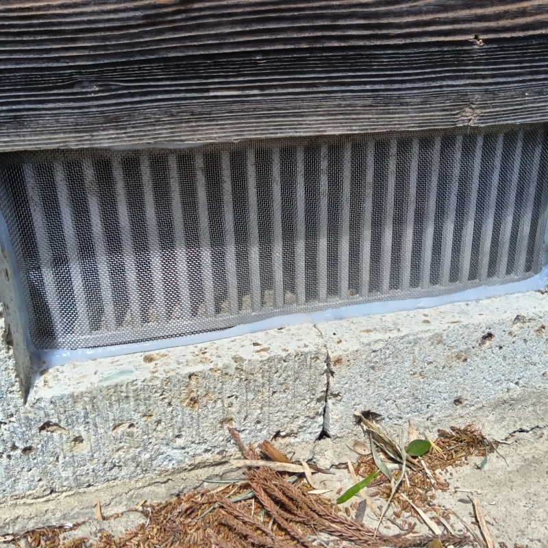 床下換気口をネットとパテで封鎖