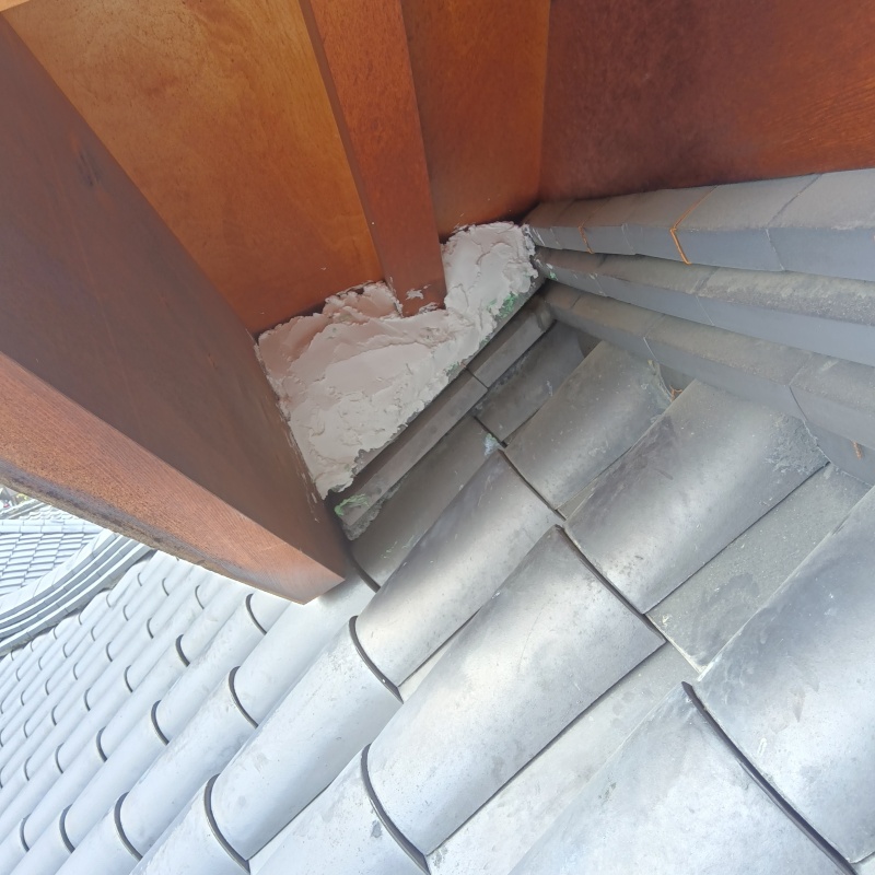 屋根のすき間を封鎖