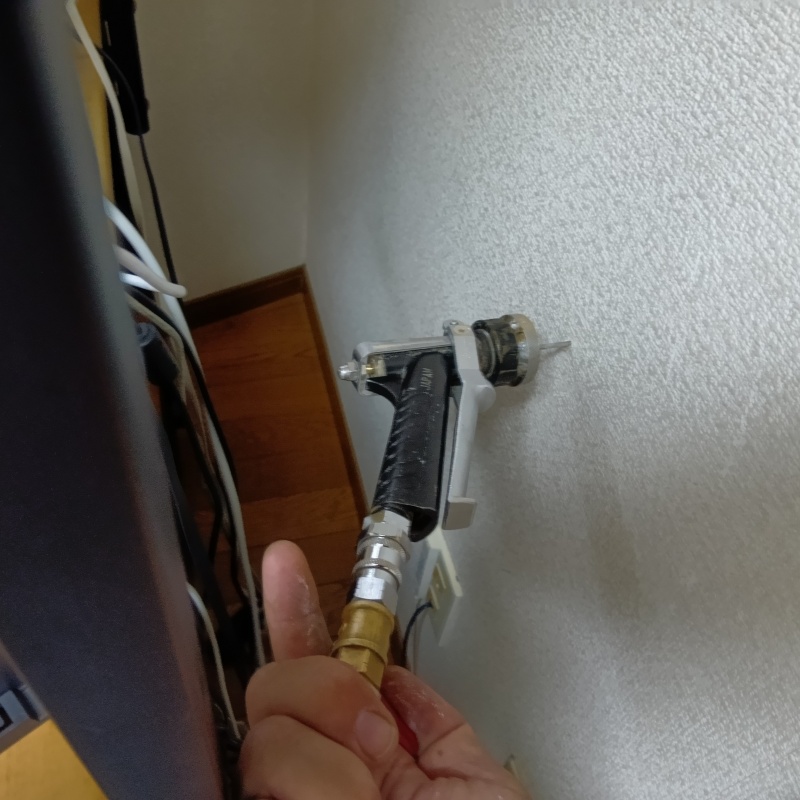リビングの壁にシロアリ駆除剤を注入する様子