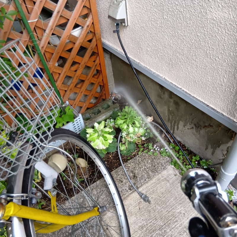 基礎まわりにシロアリ駆除剤を散布する様子