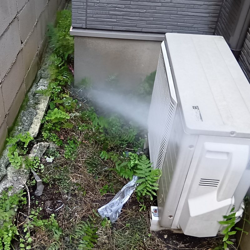 基礎まわりにシロアリ駆除剤を散布する様子