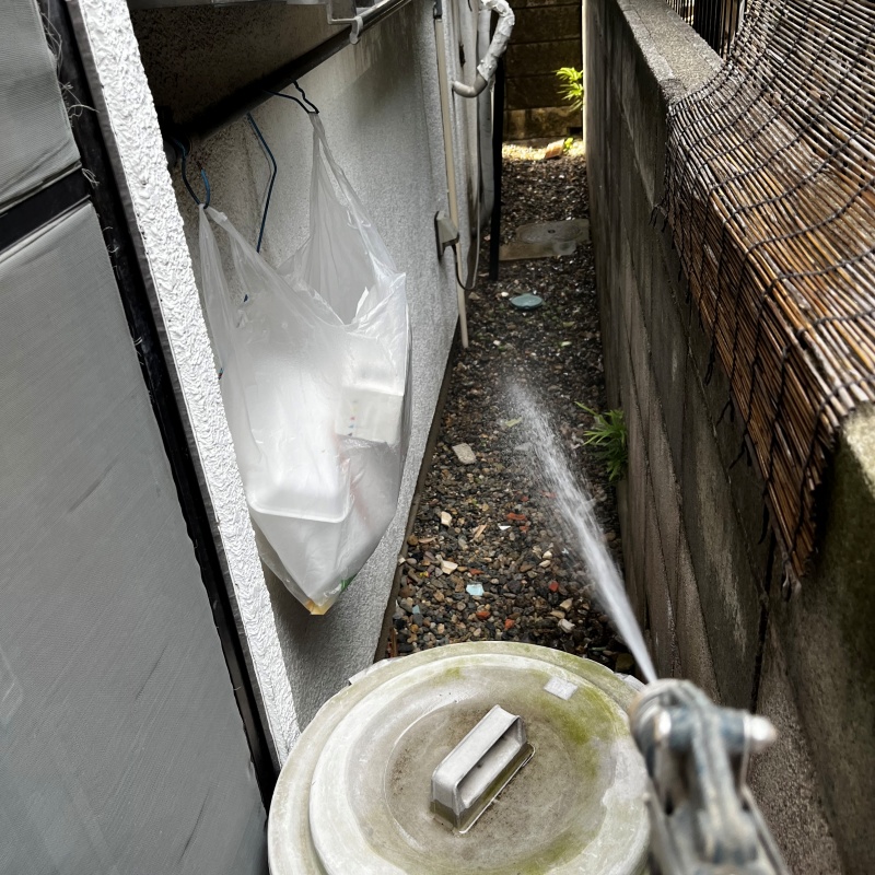 基礎まわりにシロアリ駆除剤を散布