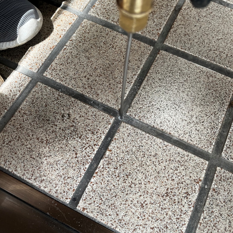 玄関床にシロアリ駆除剤を注入
