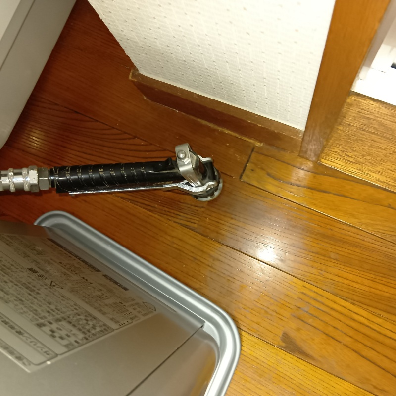 洗面所の床にシロアリ駆除剤を注入する様子