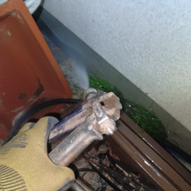 基礎まわりにシロアリ駆除剤を散布する様子
