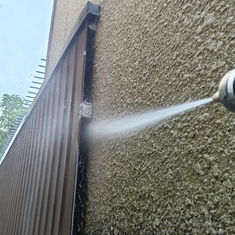 基礎まわりにシロアリ駆除剤を散布する様子