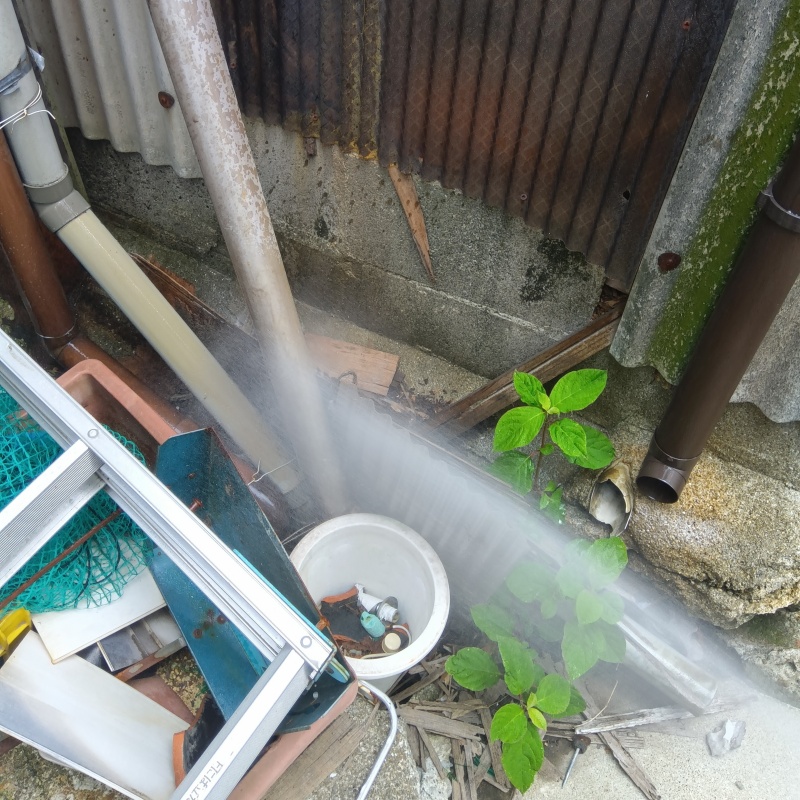 基礎まわりにシロアリ駆除剤を散布する様子