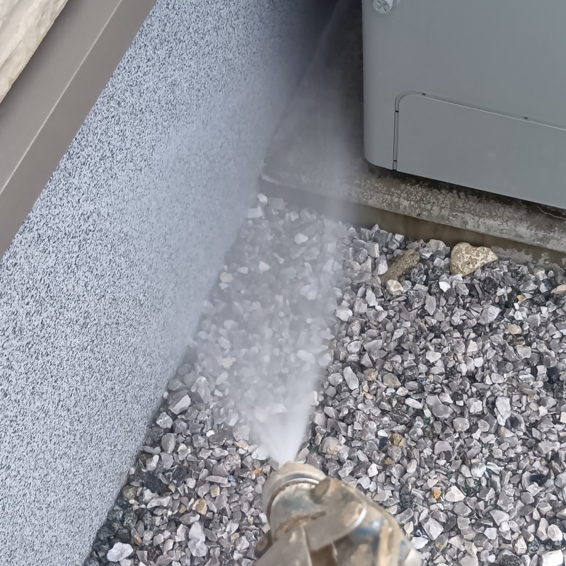 基礎まわりにシロアリ駆除剤を散布する様子