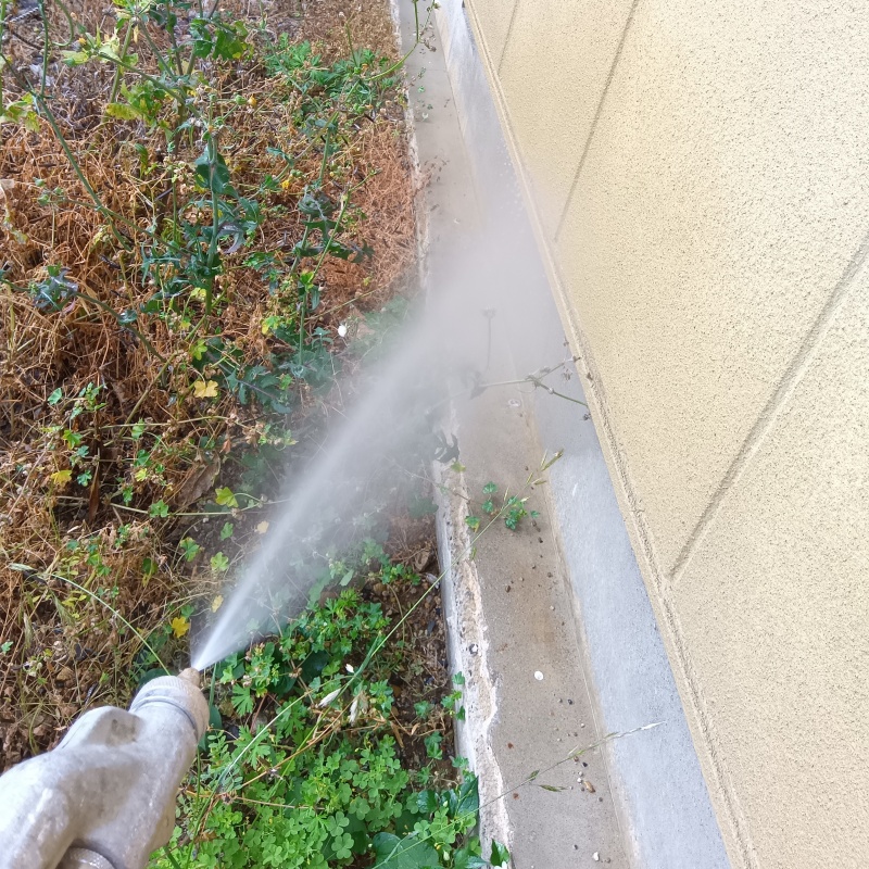 基礎まわりにシロアリ駆除剤を散布する様子