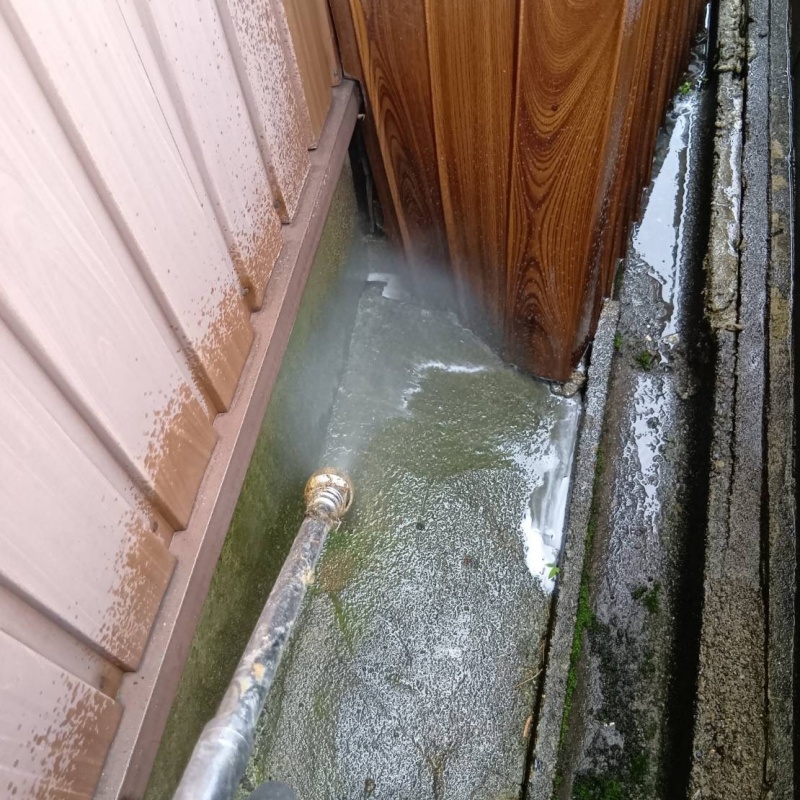 基礎まわりにシロアリ駆除剤を散布する様子