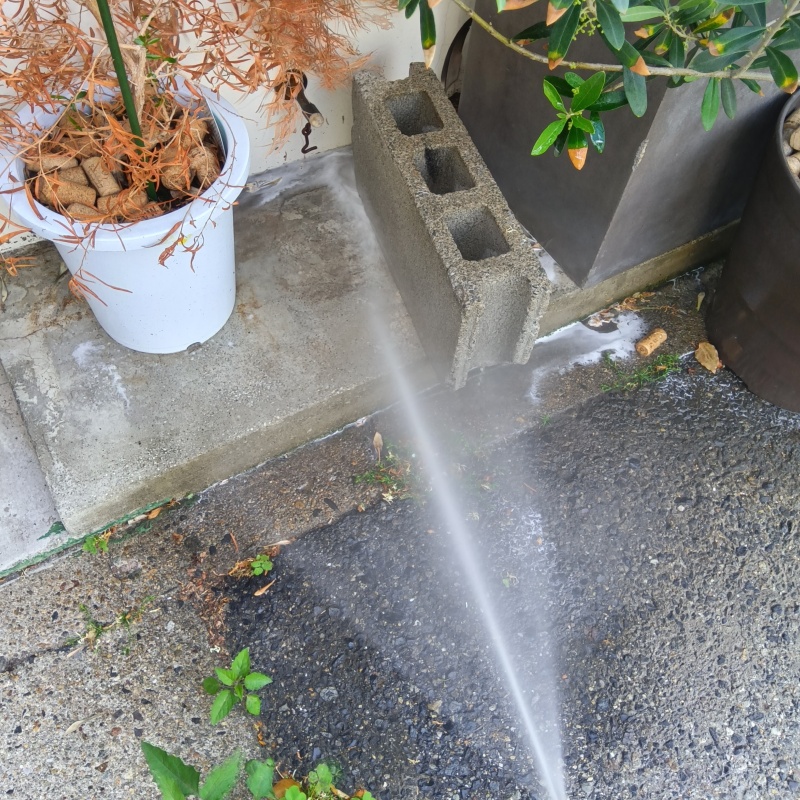 基礎まわりにシロアリ駆除剤を散布する様子