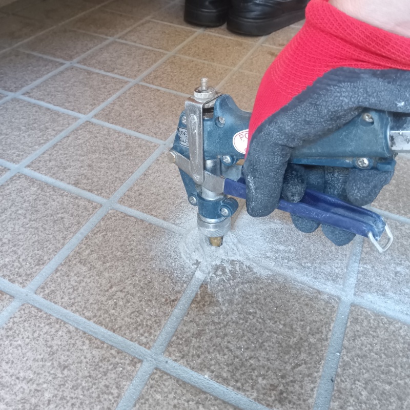 玄関の床タイルにシロアリ駆除剤を注入