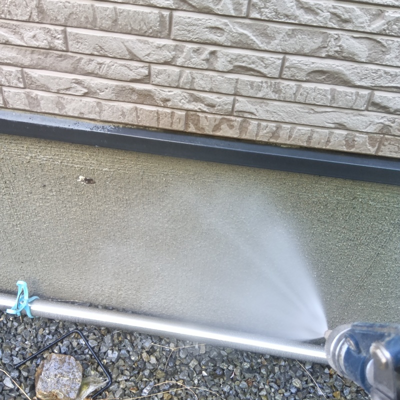 建物の外周にシロアリ駆除剤を散布