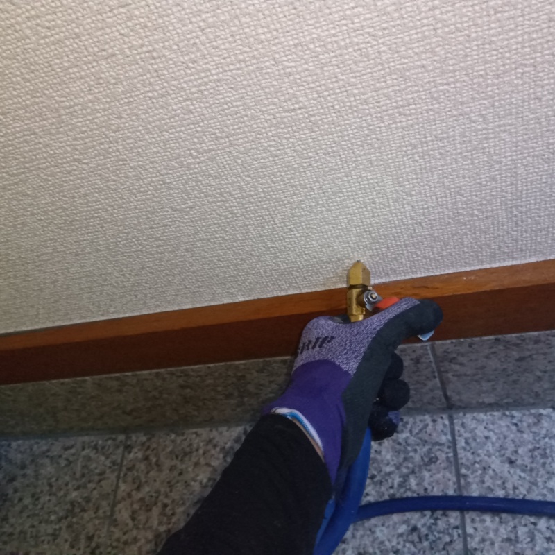 玄関の壁にシロアリ駆除剤を注入