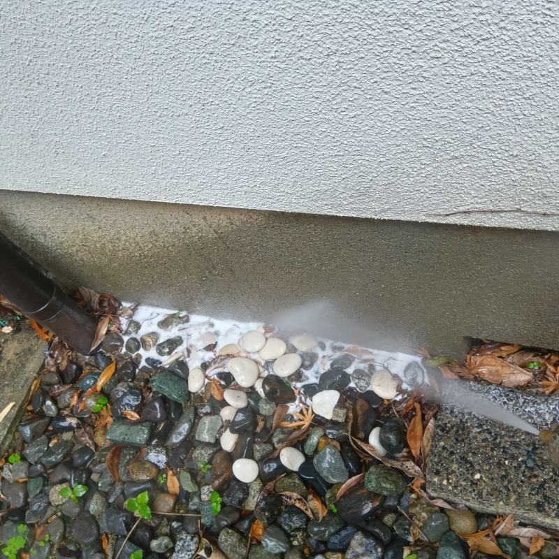 敷地内の地面にシロアリ駆除剤を散布