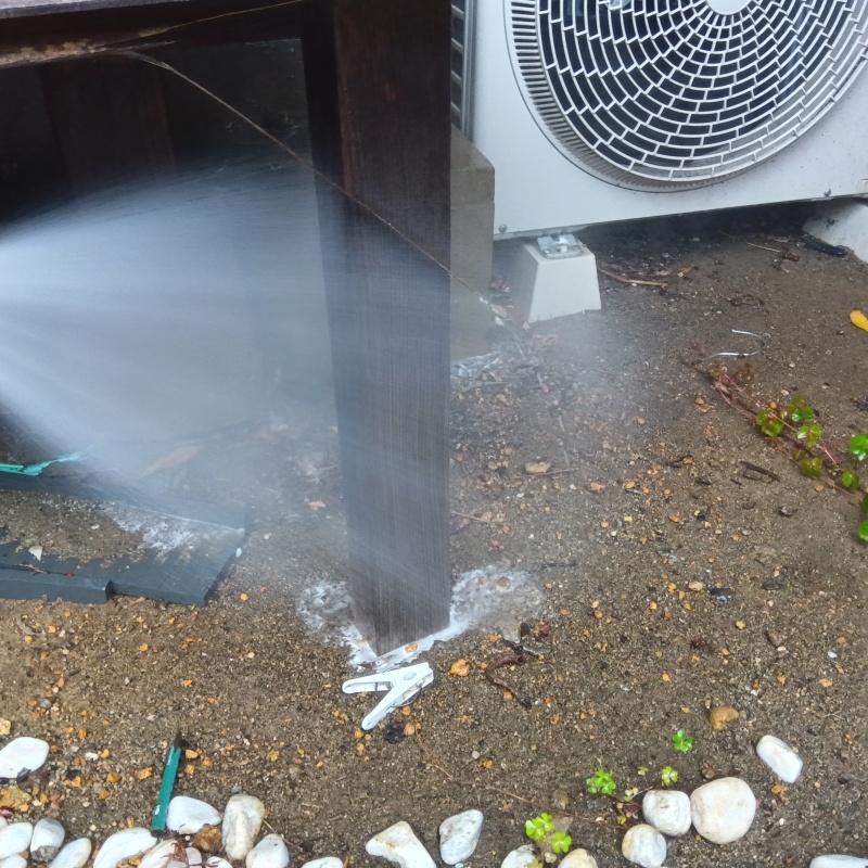 敷地内の木部にシロアリ駆除剤を散布