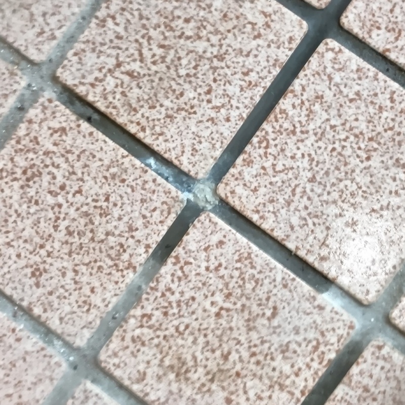 玄関床の穿孔処理の跡
